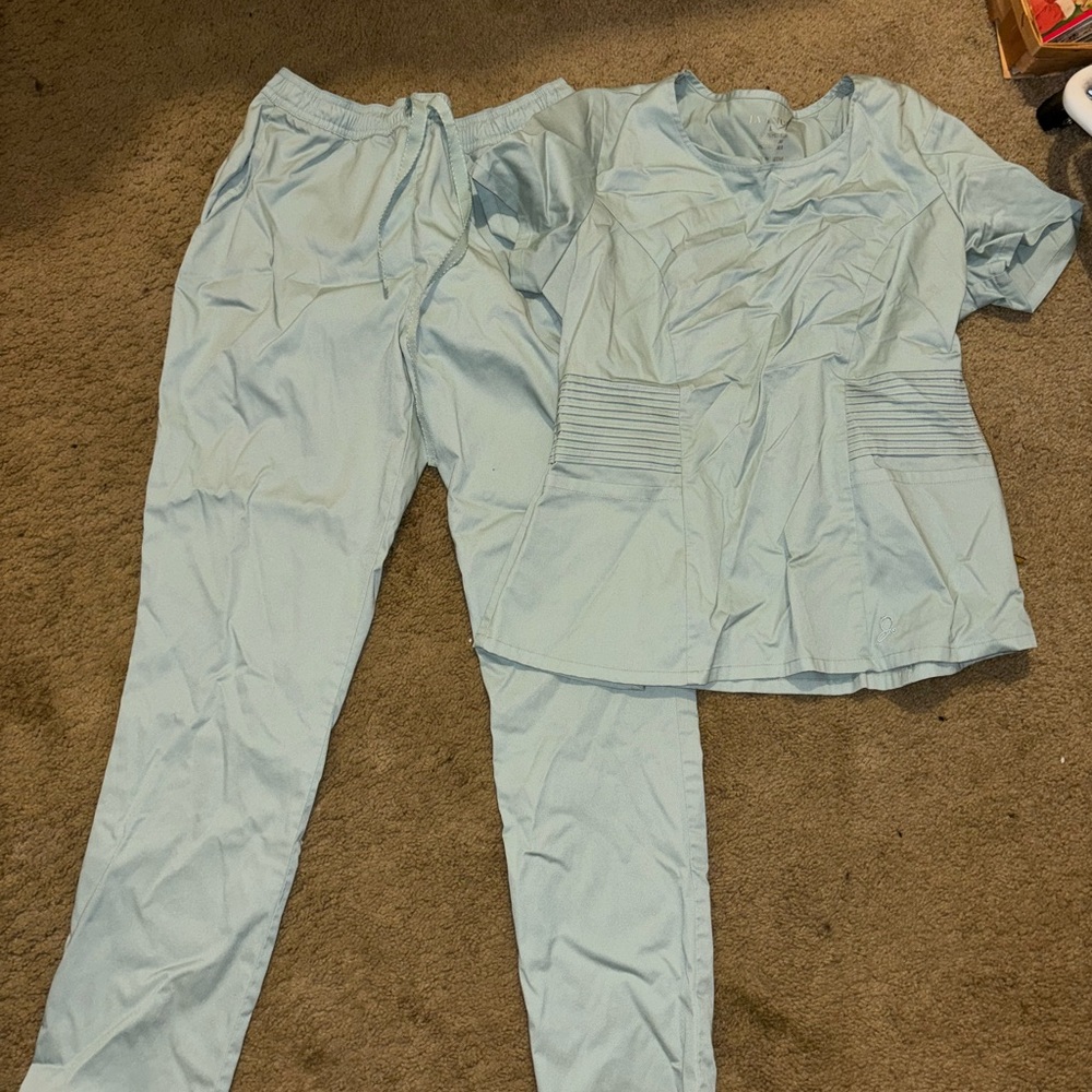 Sz M bottom L top Jaanuu Seafoam scrub set.